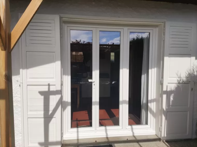 Porte-fenêtre PVC à 3 vantaux ouvrants